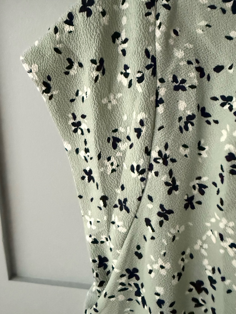 41 Hawthorn Sage Green Floral Notch-Neck Cap Sleeve Blouse - Picture 4 of 6